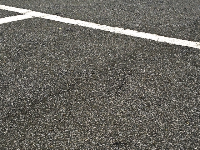 アスファルトが沈む原因